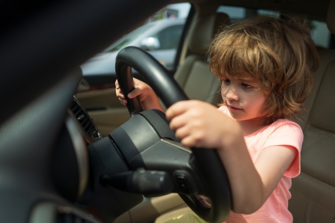 niños viajando en vehículos