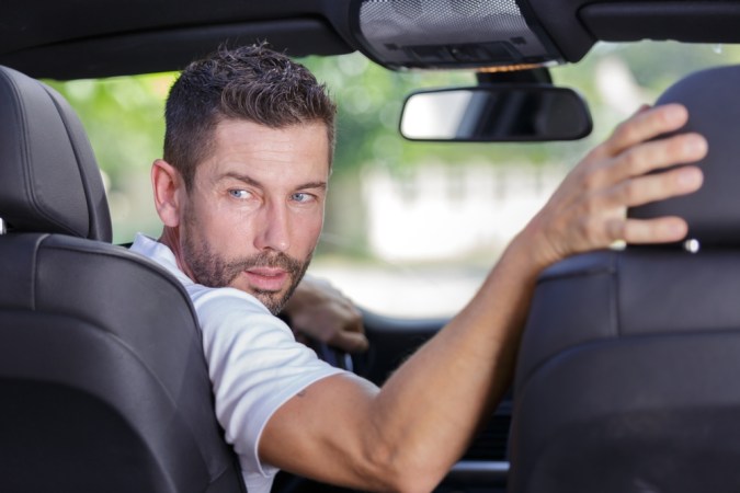 ¿Conducir en reversa daña tu auto? Descubre los riesgos aquí