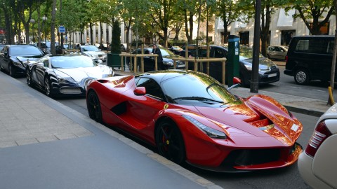 Ferrari busca que sus autos eviten ser dañados por bordillos.