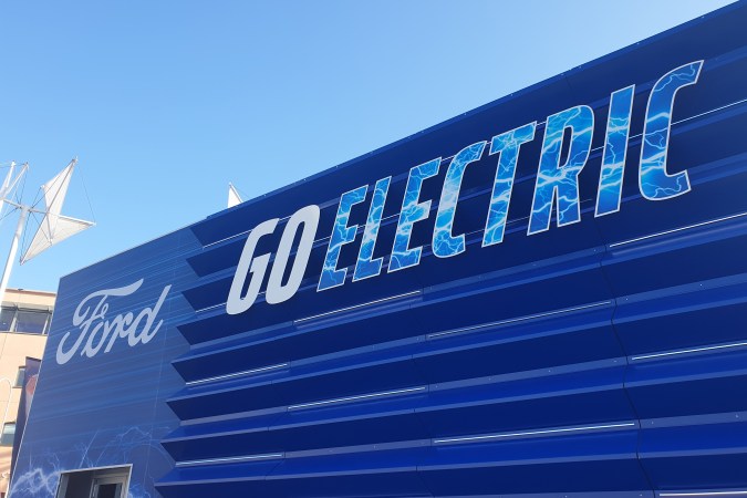 Ford promete nueva plataforma eléctrica económica.