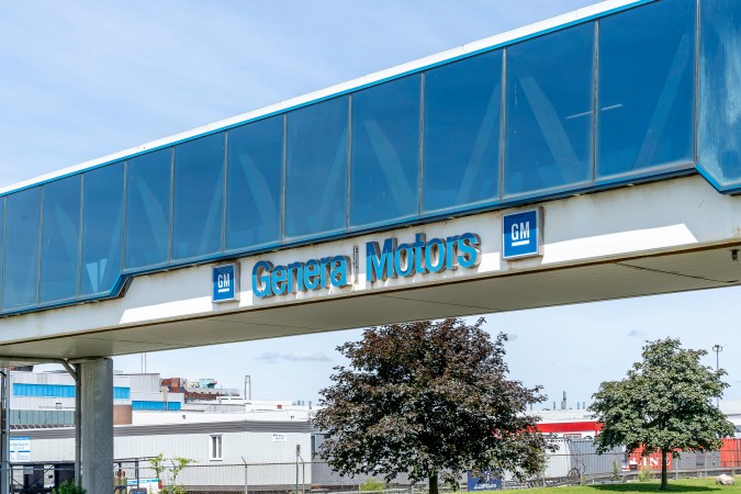 General Motors controla varias marcas como Cadillac, Chevrolet, Buick y GMC.