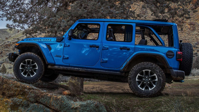 Jeep Wrangler 2026 tiene opciones de techo duro y de lona.