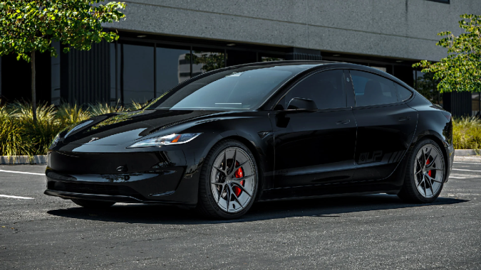 Las llantas Unplugged Performance UP RW Road Warrior están disponible solo en Tesla.