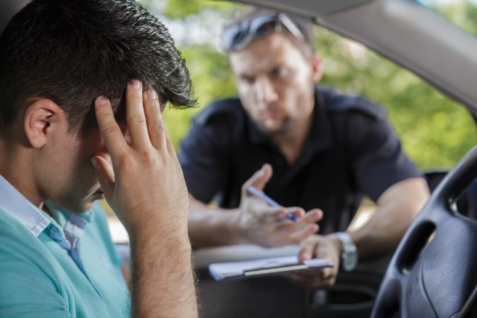 sanciones por conducir con licencia falsa
