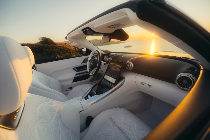 Mercedes-Maybach SL680 Monogram Series 2026 tiene un interior totalmente de lujo.