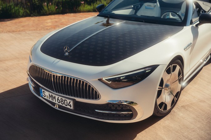 Mercedes-Maybach SL680 Monogram Series 2026 tiene un capó con un patrón exclusivo Manufaktur.