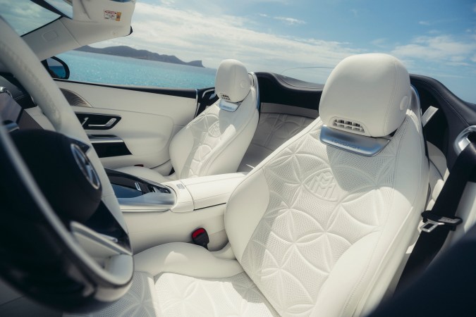 Mercedes-Maybach SL680 Monogram Series 2026 tiene asientos con patrones exclusivos.