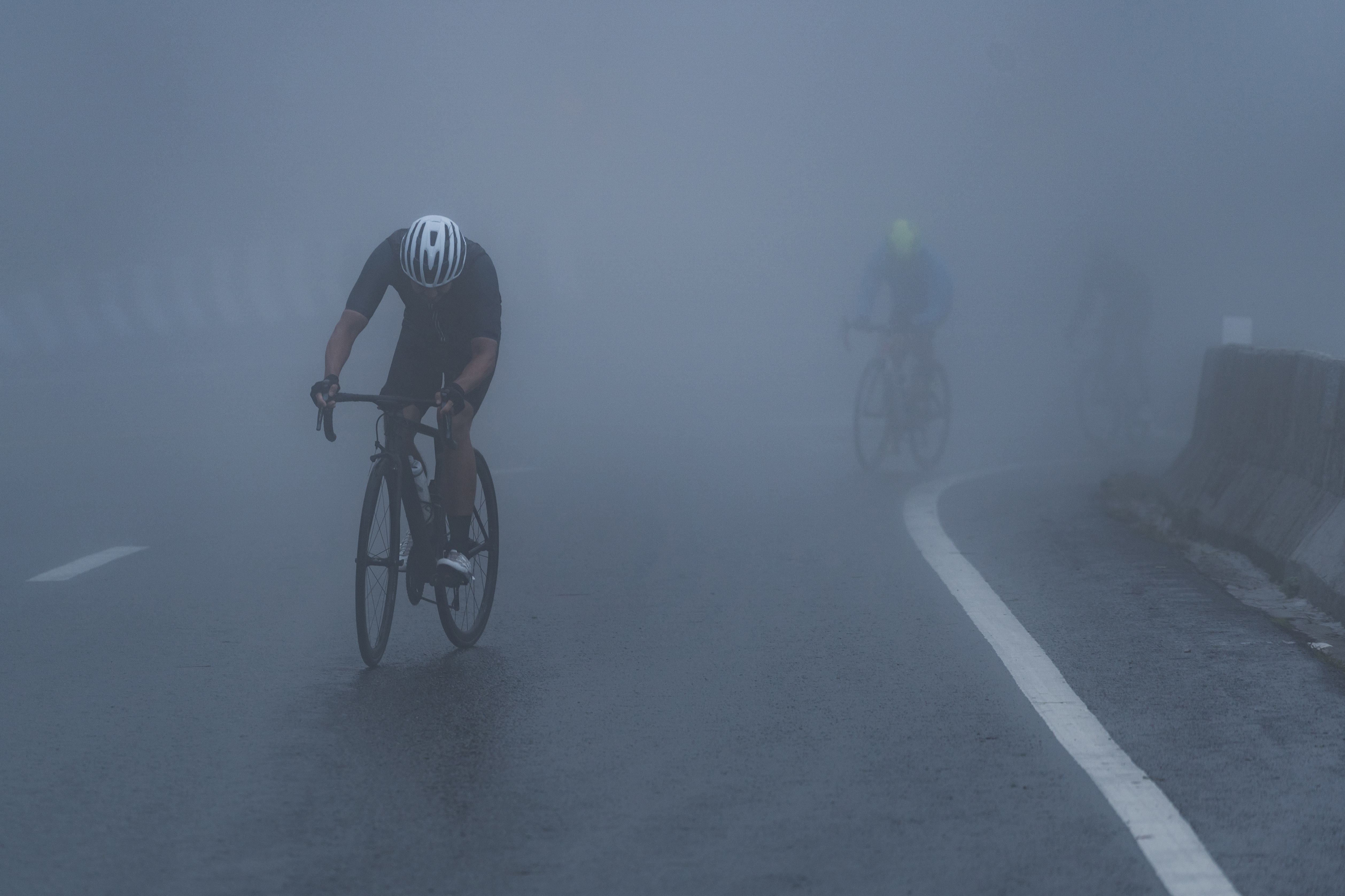 ciclista en medio de la neblina
