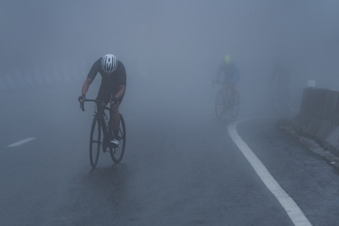 ciclista en medio de la neblina