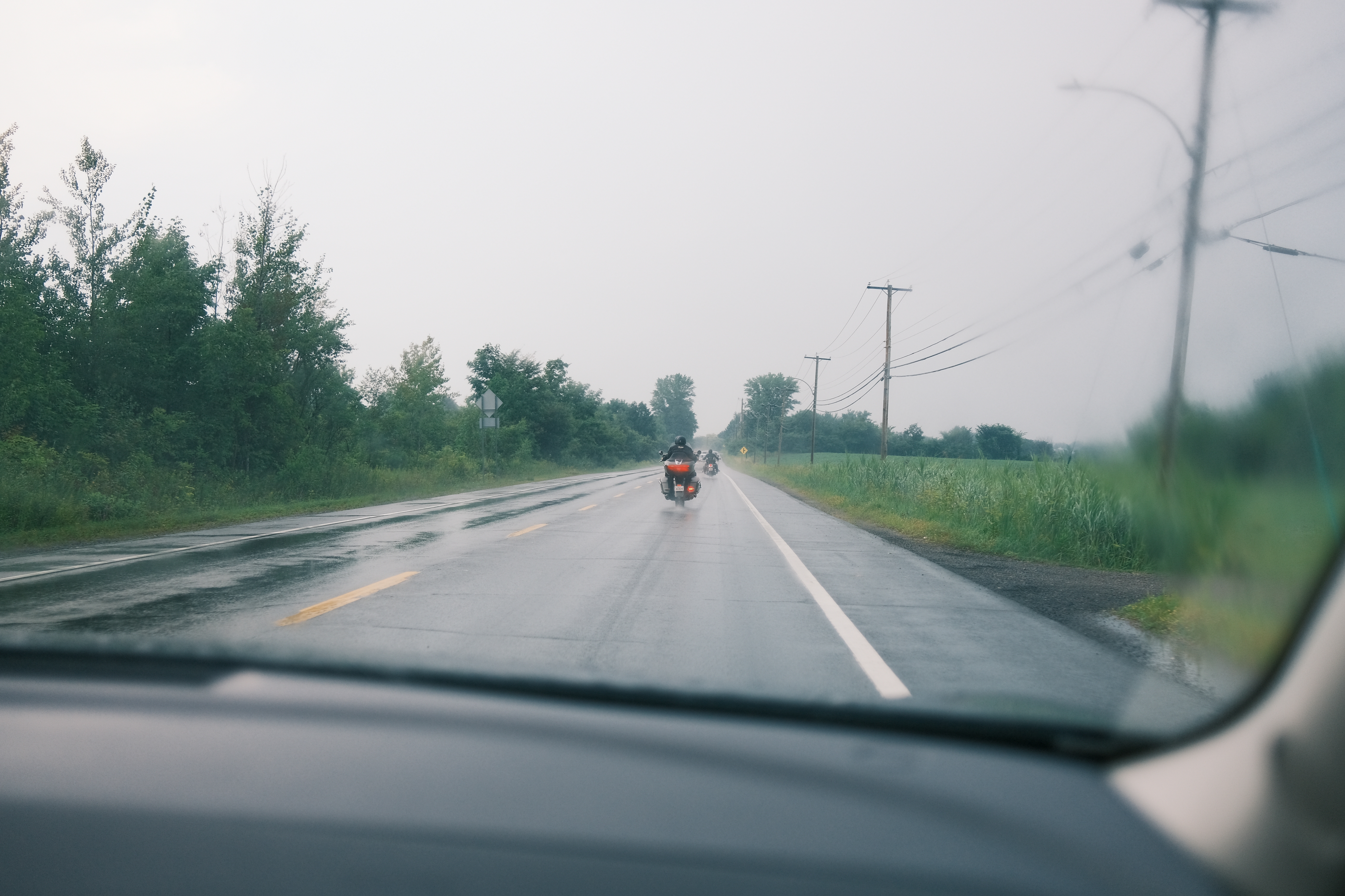 motociclista en un día lluvioso