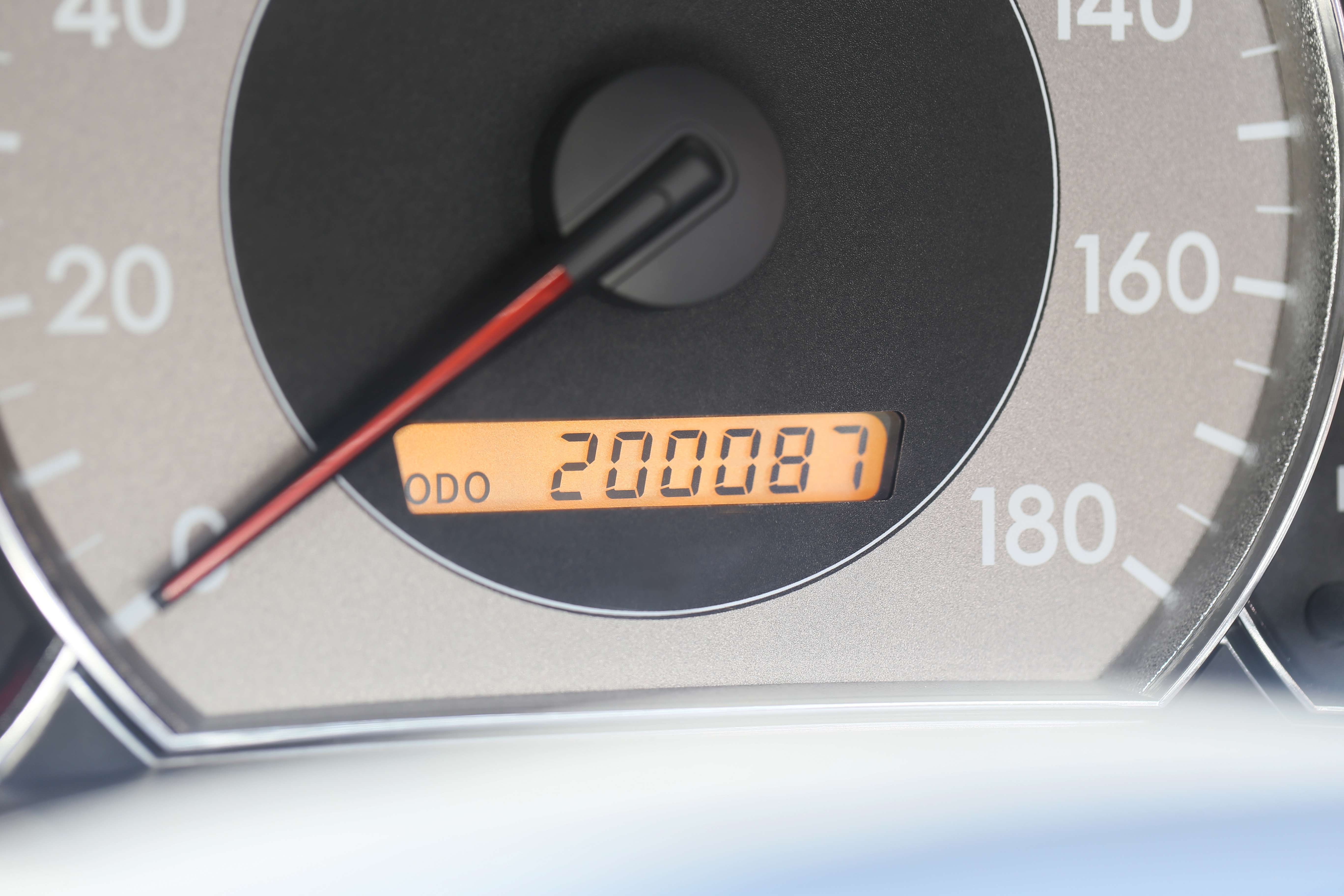 El odómetro del auto es importante para saber cuantas millas o kilómetros tiene un auto.