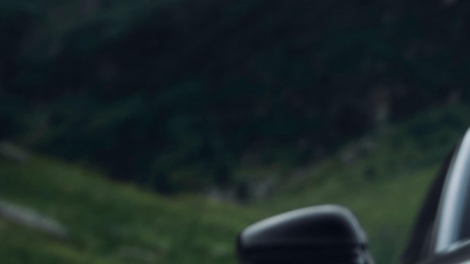 Porsche 911 Carrera 4 GTS "Tributo a Transfăgărășan" destacan sus faros personalizados.