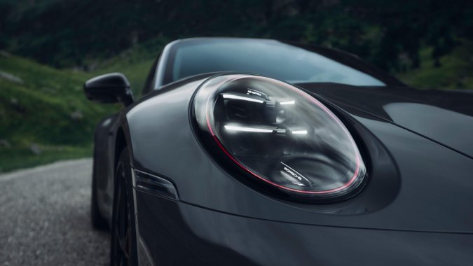 Porsche 911 Carrera 4 GTS "Tributo a Transfăgărășan" destacan sus faros personalizados.