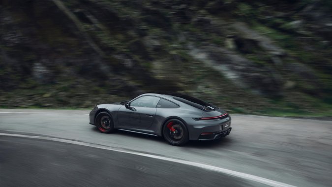 Porsche 911 Carrera 4 GTS "Tributo a Transfăgărășan" se mimetiza en el asfalto rumano.