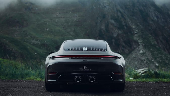 Porsche 911 Carrera 4 GTS "Tributo a Transfăgărășan" tiene detalles en honor a la carretera.