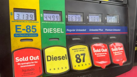 Carga gasolina en las mañanas para maximizar tu ahorro.