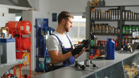 Repuestos originales vs. genéricos: Guía para elegir lo mejor para tu auto