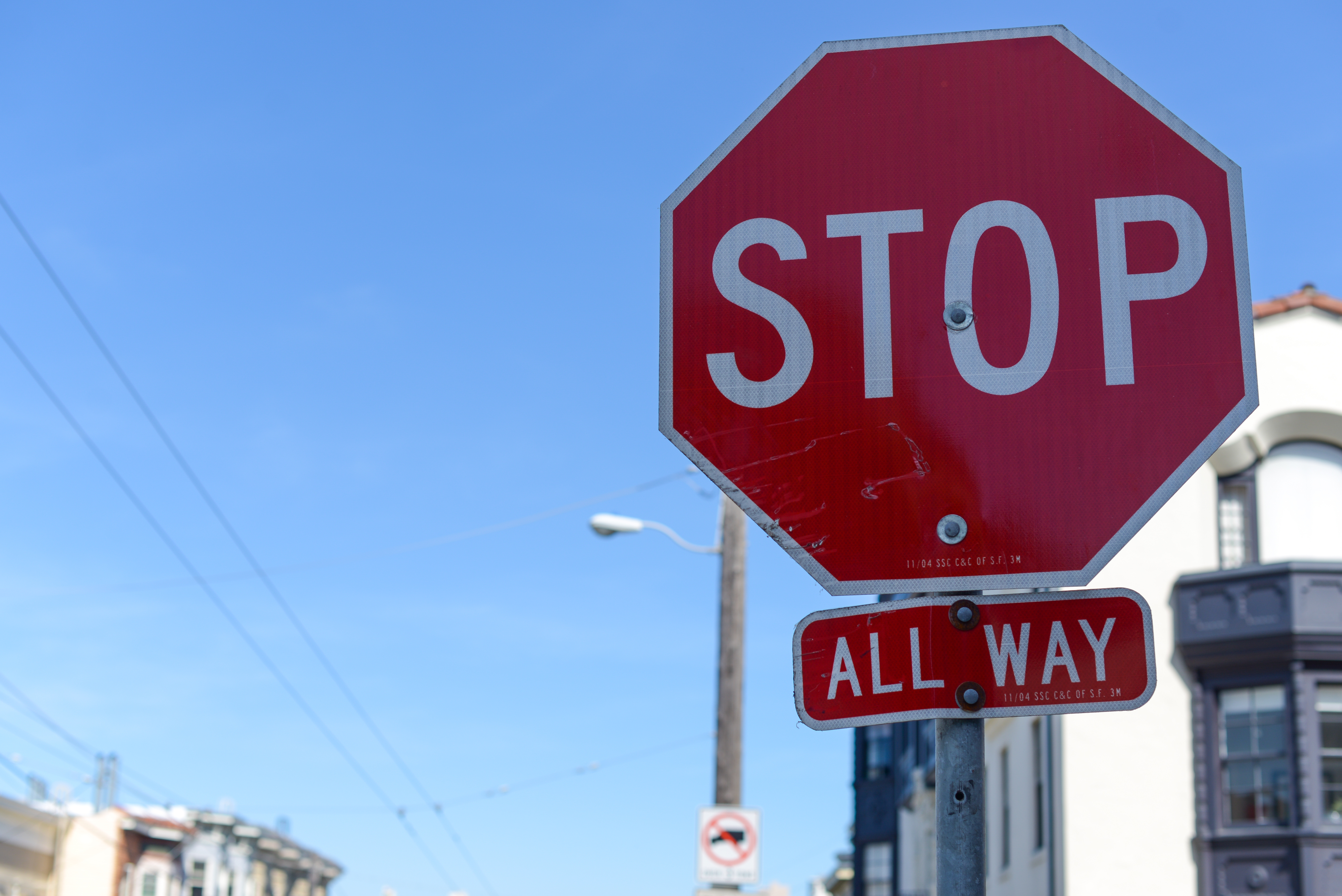 Las señales de Stop están en color rojo y son universales.