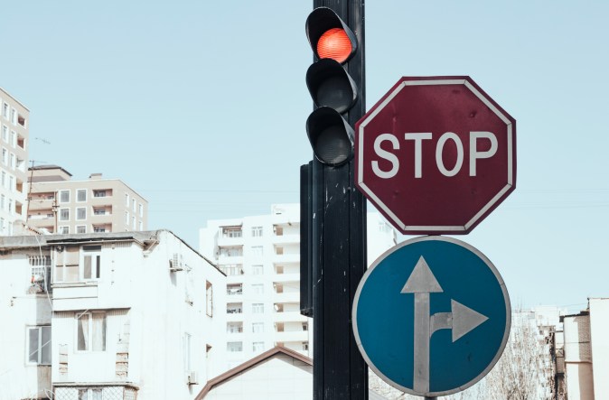 Las señales de Stop deben respetarse o el conductor será multado.