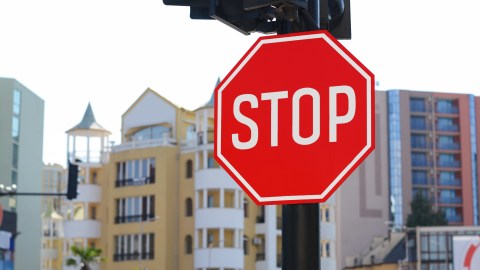 Con las señales de Stop, el vehículo debe detenerse por completo.