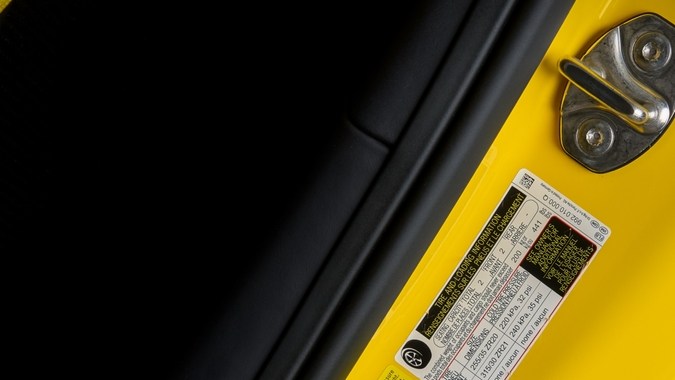 Guía práctica para interpretar la tabla de neumáticos en la puerta del conductor.