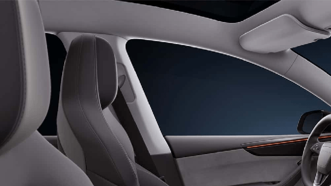 Tesla Y Performance 2026 tiene mejores acabados en la cabina.