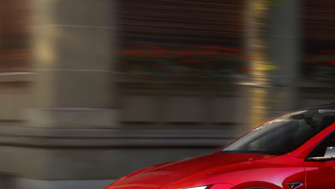 Tesla Y Performance 2026 tiene un alerón de fibra de carbono.