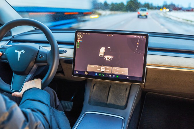 En los autos de Tesla, los controles físicos han sido eliminados.