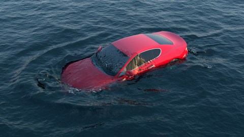 auto que cae el agua