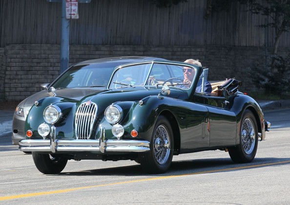 Harrison Ford y su Jaguar XK 140: elegancia clásica en Hollywood.