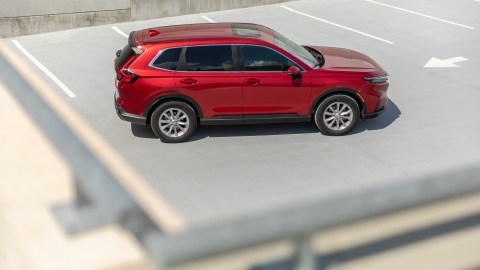 Kia Sportage vs. Honda CR-V: análisis de motores, consumo y tecnología.