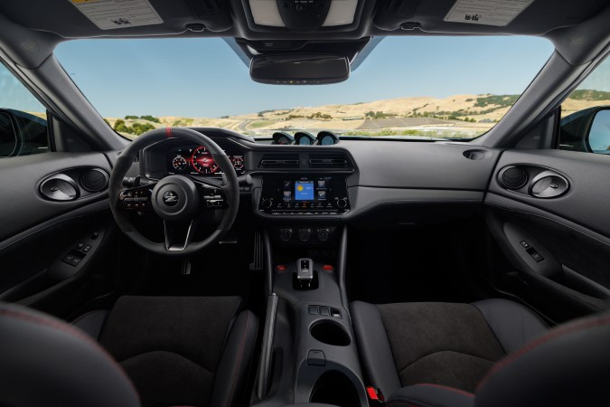 Nissan Z Nismo 2025 tiene un interior cómodo y de buena calidad.