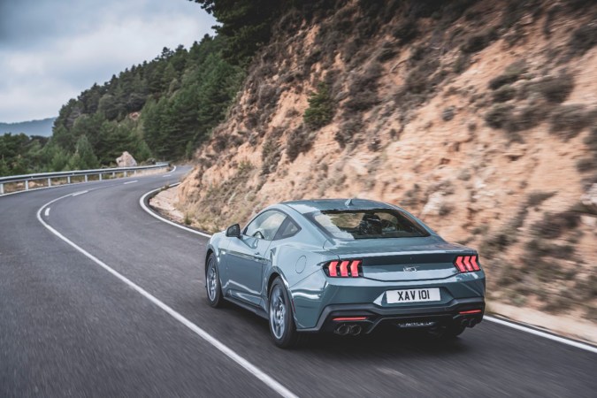 Mustang híbrido: potencia V8 y tecnología electrificada en uno.