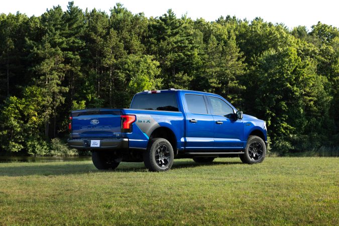 Ford F-150 Lightning STX tiene varias características para ofrecer aventuras fuera de la ciudad.