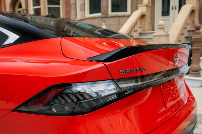 Nissan Sentra 2026 incorpora un alerón que mejora su aerodinámica.