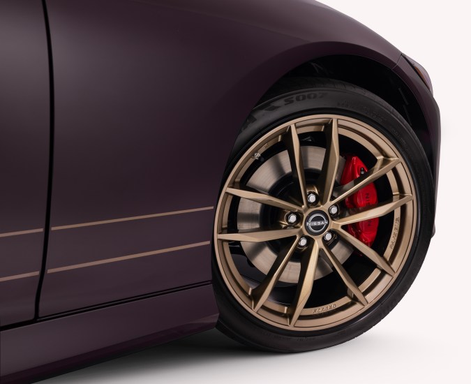 Nissan Z Heritage Edition 2026 usa rines Rays en color bronce.