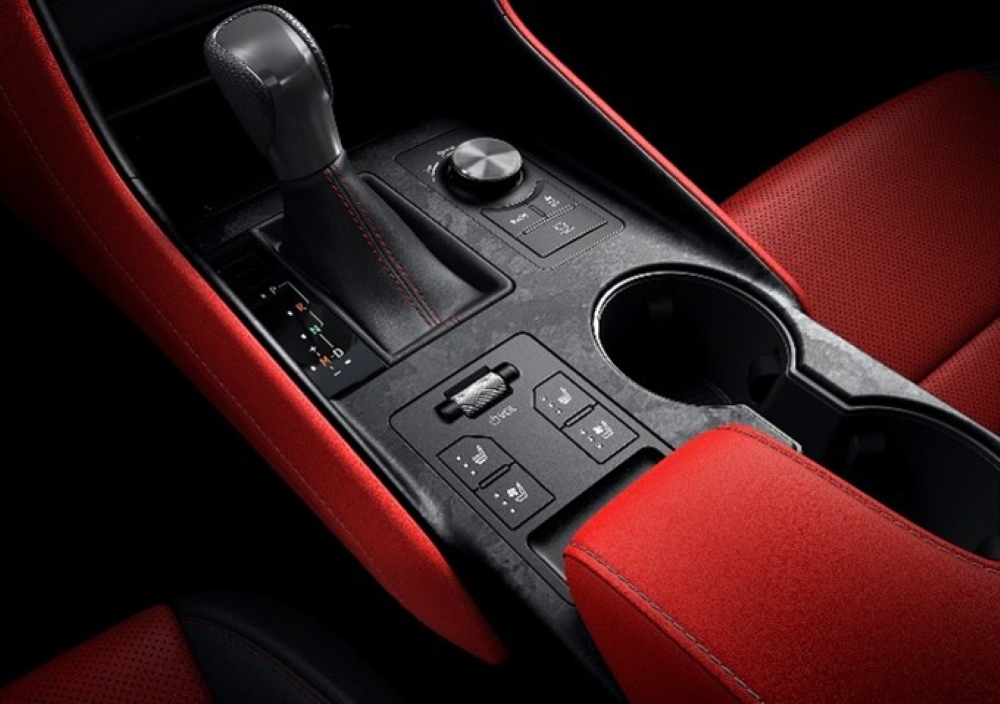 Lexus IS 2026 renueva su interior con acabados nuevos.