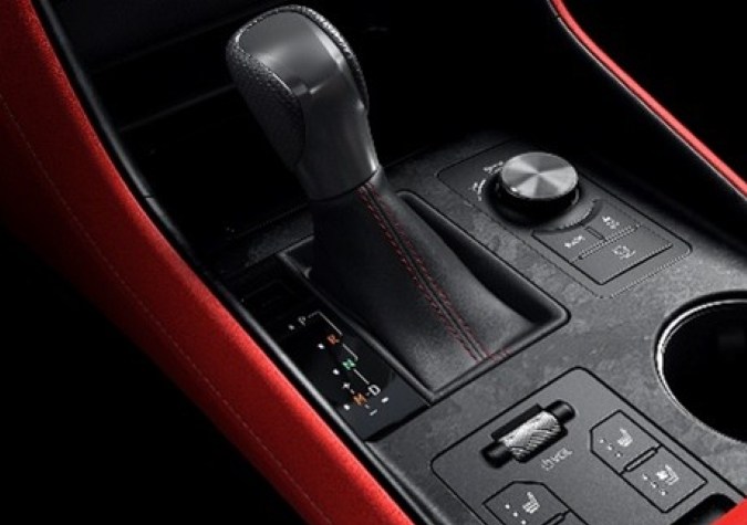 Lexus IS 2026 renueva su interior con acabados nuevos.