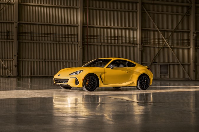 Subaru BRZ Series Yellow 2026 usa un acabado Sunrise Yellow.