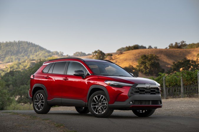 Toyota Corolla Cross 2026 tiene pequeños cambios como una nueva parrilla.