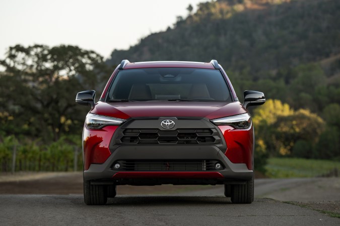 Toyota Corolla Cross 2026 tiene una parrilla renovada.