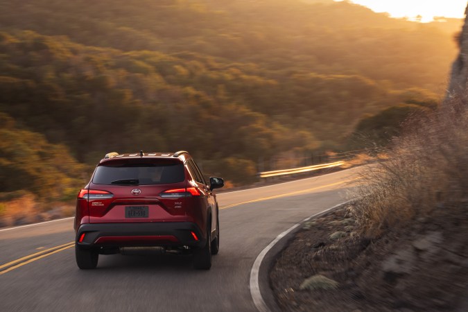 Toyota Corolla Cross 2026 tiene un buen rendimiento en carretera.