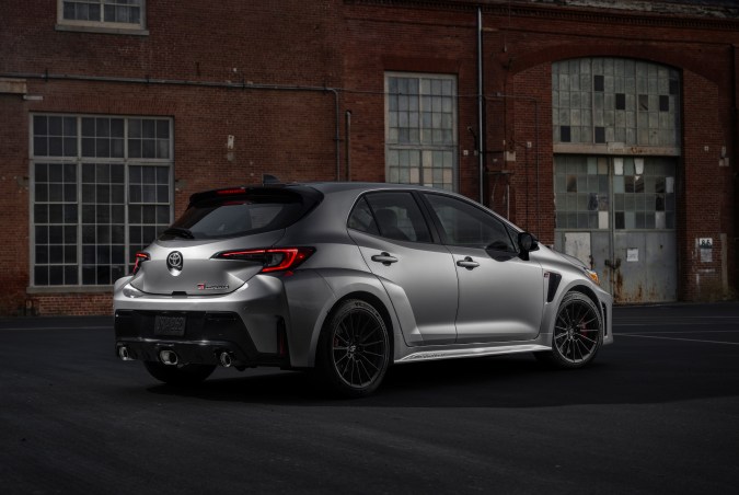 Toyota GR Corolla 2026 se incorpora un HUD en el parabrisas.