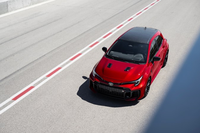 Toyota GR Corolla 2026 tiene varios elementos en fibra de carbono.