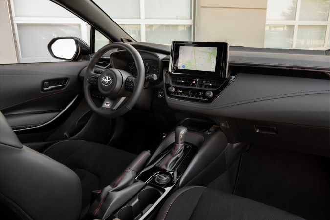 Toyota GR Corolla 2026 tiene un interior con características para el conductor.