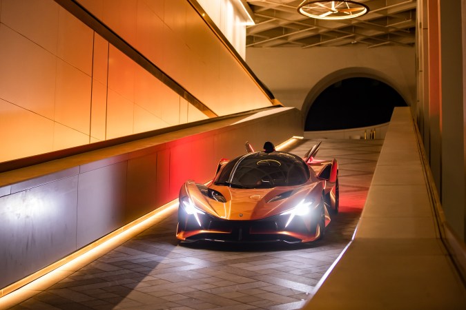 Hiperauto Apollo Evo: 0-100 km/h en 2.7s con un diseño radical.