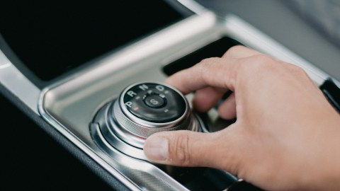 Descubre cómo reducir el consumo de combustible en vehículos automáticos.