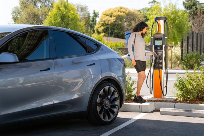 Carga tu auto eléctrico con los mejores cargadores caseros de 2025.