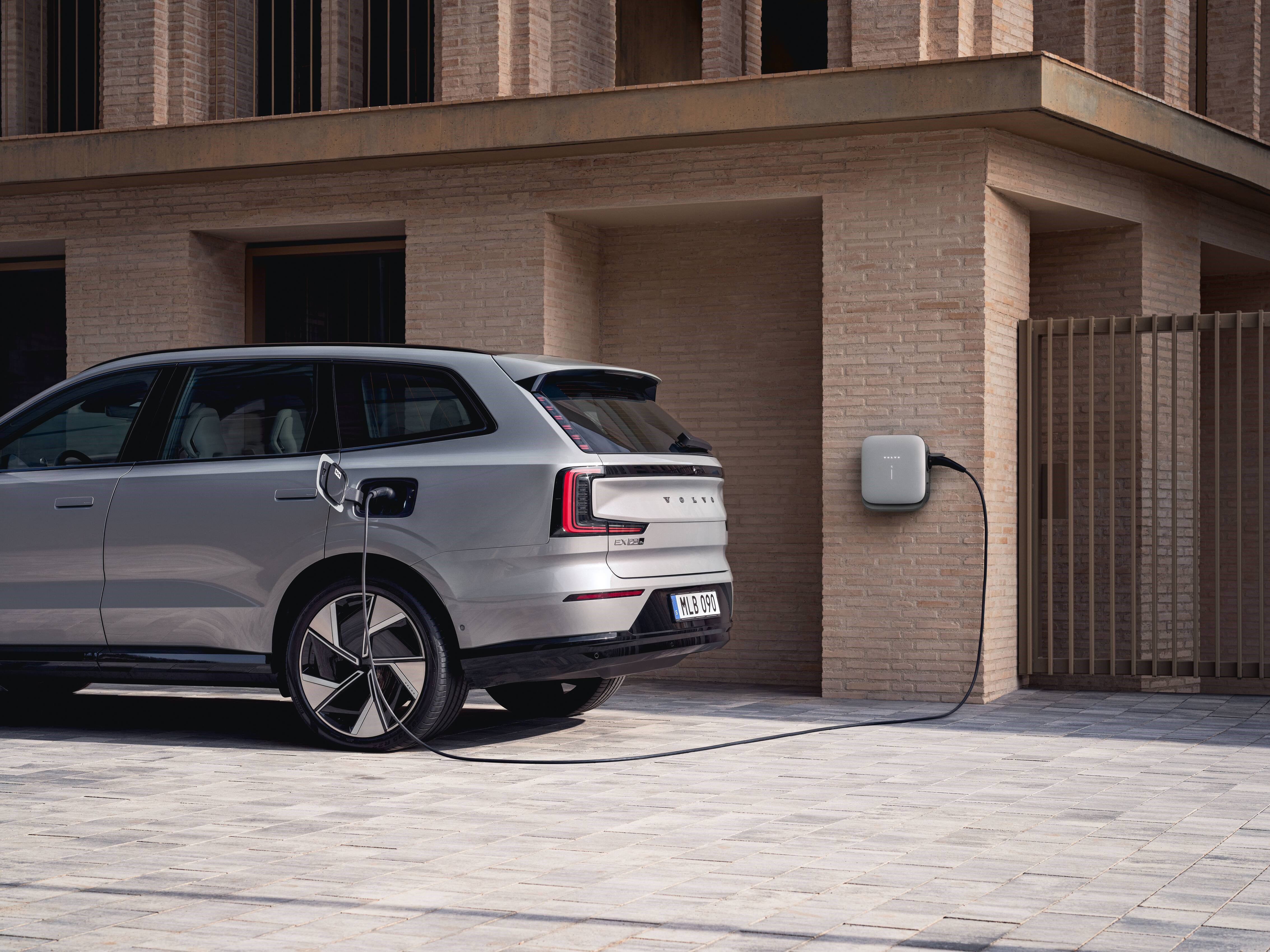 Volvo EX90 2026 tiene una capacidad de carga más rápida.