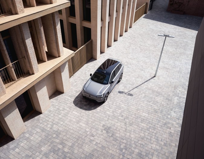 Volvo EX90 2026 tiene una arquitectura eléctrica de 800 Voltios.